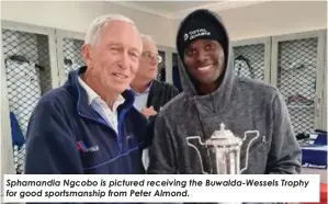  ?? ?? Sphamandla Ngcobo is pictured receiving the Buwalda-Wessels Trophy for good sportsmans­hip from Peter Almond.