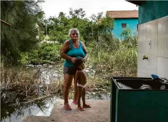  ??  ?? A dona de casa Graça Felix, que afirma que os problemas com enchentes são recorrente­s