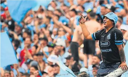  ?? ?? ALBERDI EN SAN NICOLÁS. Una marea celeste copó el estadio bonaerense para acompañar a Belgrano en su conquista y la obtención de un nnuevo ascenso. Hubo alegría, tensión y mucha emoción después de un partido tremendo.