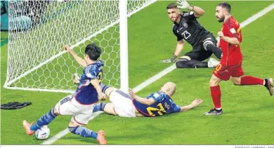 ?? RODRIGO JIMÉNEZ / EFE ?? Mitoma da el pase en la acción del polémico segundo gol de Japón, con el balón pasando, por completo, la línea.