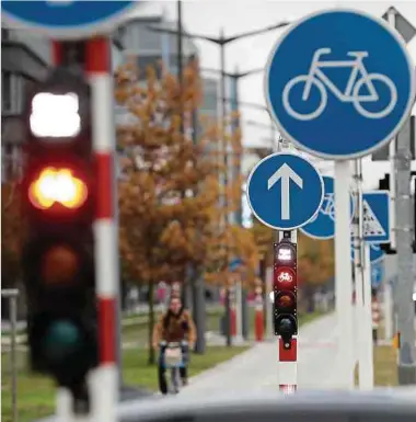  ?? Foto: Chris Karaba ?? Getrennte und damit sichere Radwege sowie ein Wegenetz, das auch den Bedürfniss­en der Berufspend­ler entspricht: Die Wunschlist­e der Radfahrer-lobby ist lang.