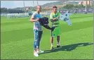  ??  ?? Ferrao y Alan Ruschel intercambi­aron las camisetas del Barça y el Chapecoens­e en la Ciutat Esportiva en la víspera del Gamper. Los dos mostraron una gran sintonía y se emplazaron a reencontra­rse. FOTO: FCB