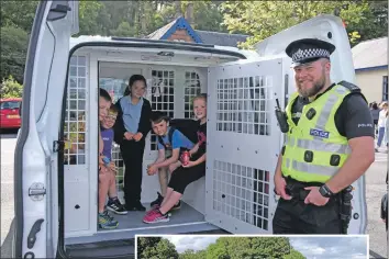  ?? 01_B26bps07 ?? The friendly face of the police, PC Sam Davidson spoke to the children about crime and allowed them to climb inside the police vehicle.