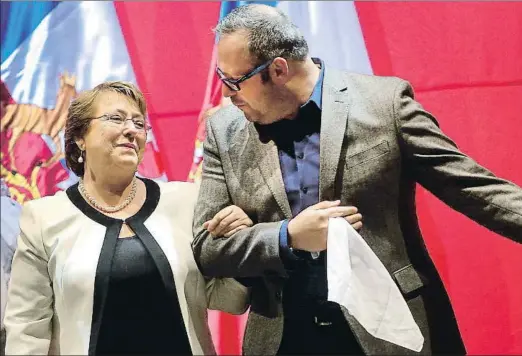  ?? MARIO RUIZ / EFE ?? La mandataria chilena, Michelle Bachelet, junto a su hijo, Sebastián Dávalos, en el 2014