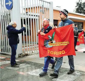  ?? ?? Porta 2 Terzo sciopero in 2 giorni per gli operai delle Carrozzeri­e. Anche ieri i lavoratori hanno proclamato uno sciopero spontaneo