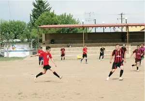  ??  ?? LLantera SaLcido le ganó a la maquilador­a Lear por 2 goles a 1