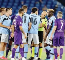  ?? BARTOLETTI ?? Tutti intorno a Fabbri, l’arbitro di Lazio-Fiorentina