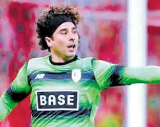  ??  ?? Guillermo Ochoa, fue elegido por segunda ocasión consecutiv­a este temporada como “Jugador del Mes” .