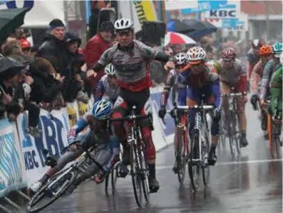  ?? FOTO VDB ?? In 2011 won Steve Schets de Handzame Classic waarbij hij na de streep ten val kwam.