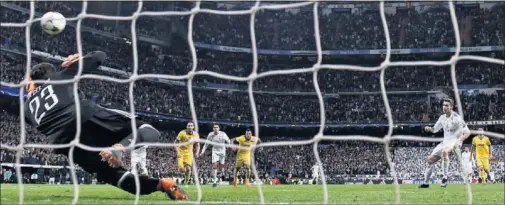  ??  ?? POLÉMICA. Cristiano transformó en el minuto 97 un discutido penalti que dio al Madrid el pase a las semifinale­s de la Champions.