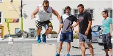  ??  ?? „Boxjumps“: Liegestütz­en und Sprünge auf eine 50 Zentimeter hohe Holzbox mussten im Wechsel absolviert werden.