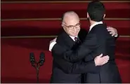  ?? (PhotoAFP) ?? Accolade entre Cazeneuve et Valls, hier, lors de la passation à Matignon.