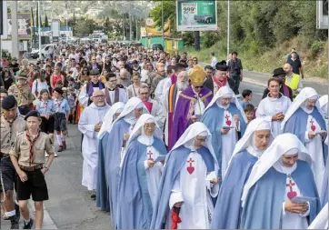  ?? (Photos Florian Escoffier) ?? À l’invitation de la paroisse de Draguignan, plusieurs centaines de fidèles ont participé aux rogations, une tradition catholique ici destinée à faire tomber la pluie.