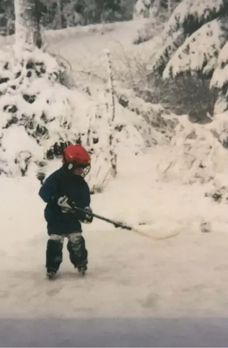  ?? Bild: PRIVAT ?? HEMMAPLAN. Rasmus är drygt två och ett halvt år när han står på den lilla isplätten som pappa Martin spolat bakom huset i Grästorp. ”Kunde du åka där så kan du åka var som helst”, ler Rasmus.