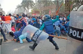  ?? (AFP) ?? Policemen clash with the activists of opposition Bangladesh Nationalis­t Party (BNP) during the third day of protests following the death of a writer in jail, in front of the National Press Club in Dhaka on Sunday