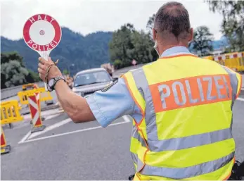  ?? FOTO: SVEN HOPPE/DPA ?? Kontrolle an der Grenze: Wer dort nach dem Einreisefo­rmular gefragt wird, muss es vorzeigen können.