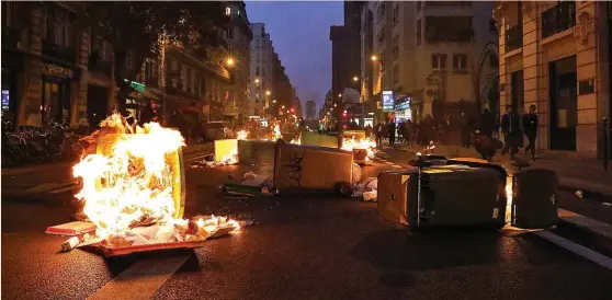  ?? ?? Nueva jornada marcada por los disturbios en Francia, pese a que el Elíseo da por cerrada la crisis social, política y sindical que ha abierto la reforma de las pensiones.