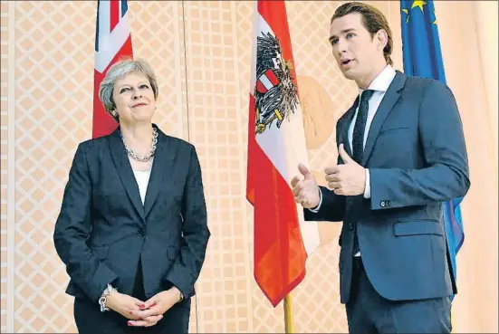  ?? KERSTIN JOENSSON / AP ?? La primera ministra británica, Theresa May, se reunió el lunes en Salzburgo con el canciller austriaco, Sebastian Kurz