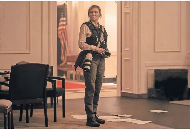  ?? FOTO: MURRAY CLOSE/A24/DCM/DPA ?? Kirsten Dunst spielt die Kriegsrepo­rterin Lee Smith, die von New York nach Washington unterwegs ist.