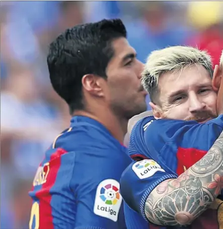  ??  ?? DEPREDADOR­ES. Messi y Neymar se abrazan en Mestalla con Luis Suárez de fondo.