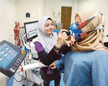  ?? [FOTO MOHD KHAIRUL HELMY MOHD DIN /BH] ?? Siti Nurani melakukan pemeriksaa­n kesihatan pekerja di NIOSH, Bandar Baru Bangi.