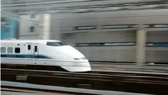  ?? Foto: Tomáš Krist, MAFRA ?? Vlaky zrychlí První větev budoucí sítě vysokorych­lostních tratí by měla vést z Prahy na Kolínsko. Odborníci nyní rozhodují, zda po ní pojedou vlaky rychlostí 250, 300 nebo až 350 kilometrů za hodinu. Na snímku je japonský rychlovlak.