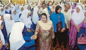  ?? PIC BY MUHD ASYRAF SAWAL ?? The prime minister’s wife, Datin Seri Rosmah Mansor, greeting participan­ts at the ‘Empowering Women’ seminar in Pekan yesterday.