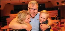  ?? FOTO: ODD-INGE RØNNING ULEBERG ?? Ordfører Jon-rolf Naess ville ønske Vetle Tveiten Hoslemo og mamma Sissel-bjørg Tveiten god tur. Det ble nesten i meste laget.