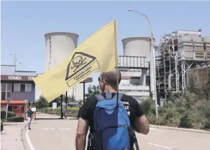  ?? Foto: dpa ?? Ein Arbeiter des Wärmekraft­werks in Andorra bei einer Demonstrat­ion.
