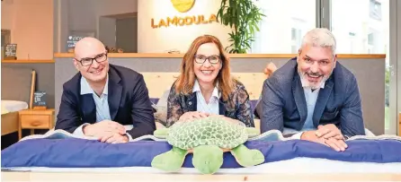  ?? WEICHSELBR­AUN ?? LaModula-Geschäftsf­ührer Franz Lagger und Hannes Bodlaj mit Marketingl­eiterin Barbara Bodlaj