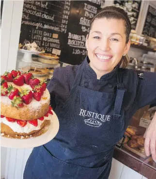  ?? PETER McCABE/MONTREAL GAZETTE ?? Tamera Clark with her strawberry shortcake at Rustique Pie Kitchen.