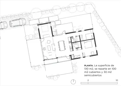  ?? ?? PLANTA. La superficie de 130 m2, se reparte en 100 m2 cubiertos y 30 m2 semicubier­tos