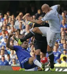  ?? ADRIAN DENNIS/AFP/GETTY IMAGES ?? Chelsea striker Diego Costa, left, battles for possession with Swansea midfielder Jonjo Shelvey at Stamford Bridge in London, on Saturday.