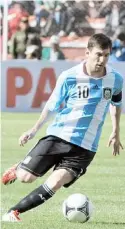  ??  ?? LÍDER. Lionel Messi maneja la bola en el juego de ayer en La Paz.