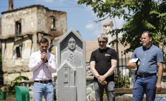  ?? VADIM GHIRDA AP ?? Romanian architect Eugen Vaida, right, attends the inaugurati­on of a sculpture depicting Samuel von Brukenthal, the Habsburg governor of Transylvan­ia, in Micasasa, Romania.