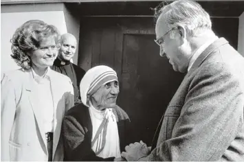  ??  ?? Dieses Archivbild zeigt Mutter Teresa zu Besuch bei Hannelore und dem früheren Bundeskanz­ler Helmut Kohl am 14. Juli 1986 in Ludwigshaf­en Oggersheim. Foto: VoTAVA, kna