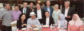  ??  ?? PRESIDEN Persatuan Pemilik Hotel Malaysia, Tan Sri Teo Chiang Hong (duduk, tengah) bersama tetamu pada Majlis Sambutan Aidilfitri MAHO, semalam.