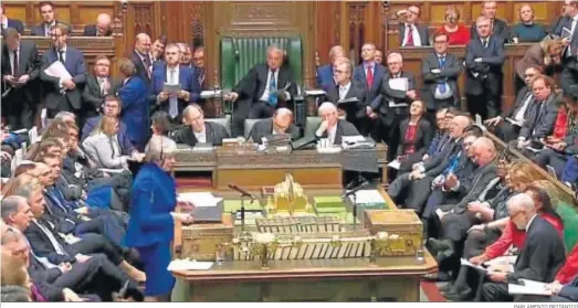  ?? PARLAMENTO BRITÁNICO ?? La primera ministra, Theresa May, comparece ayer ante la Cámara de los Comunes del Parlamento británico.