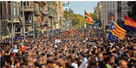  ?? FOTO: FRANCISCO SECO/AP/DPA ?? Befürworte­r des katalanisc­hen Unabhängig­keitsrefer­endums protestier­ten gestern in Barcelona und legten ganze Straßen lahm.