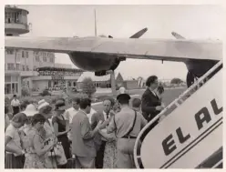  ?? צילום: ‪Andres Ramer‬ ?? טסים לחו"ל בנמל התעופה לוד, 1952