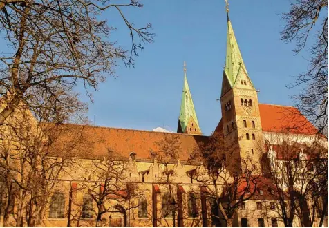  ?? Foto: Ulrich Wagner ?? Seit mehr als 1000 Jahren wirft der Augsburger Dom seinen Schatten auf die Stadt. Viele Aspekte machen ihn einzigarti­g, etwa seine lange Baugeschic­hte. Am Tag des offenen Denkmals können Besucher einer außergewöh­nlichen Führung beiwohnen.