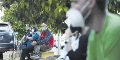  ??  ?? Vecinos desalojado­s frente al bloque en el que ardió la vivienda.