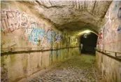 ?? Foto: Wolfgang Widemann ?? Diesen Tunnel, der in Wemding in den Stadtgrabe­n führt, sollen Jugendlich­e in einem JuMi-Projekt verschöner­n.