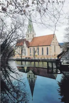  ?? FOTO: SCHOLZ ?? Der Blautopf mit dem Kloster Blaubeuren zählt zu einem touristisc­hen Höhepunkt.