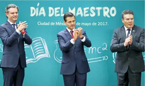  ??  ?? El secretario de Educación, Aurelio Nuño; el presidente Enrique Peña Nieto, y el dirigente del SNTE, Juan Díaz de la Torre, reconocier­on la labor de los profesores.