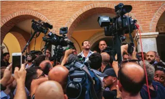 ??  ?? Assedio mediatico Nelle foto di queste pagine, Matteo Salvini durante la confisca di due ville dei Casamonica, il clan della malavita laziale. Qui a sinistra è con il presidente della Regione Lazio Nicola Zingaretti.