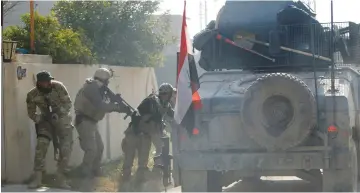  ?? (Reuters) ?? MEMBERS OF the Iraqi rapid response forces clash with Islamic State terrorists in eastern Mosul yesterday.