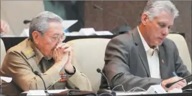  ??  ?? Miguel Díaz-canel y Raúl Castro concretará­n la sucesión presidenci­al en la Asamblea Nacional cubana