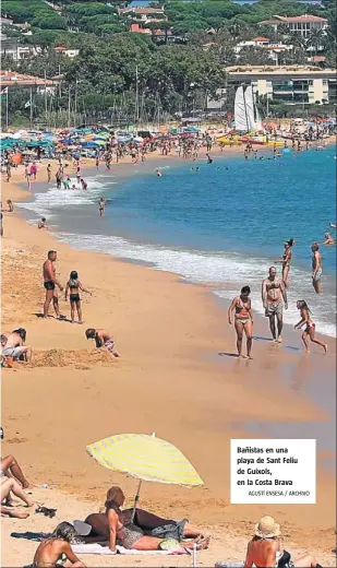  ?? AGUSTÍ ENSESA / ARCHIVO ?? Bañistas en una playa de Sant Feliu de Guíxols, en la Costa Brava