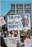  ?? Fotos: Jonathan Nackstrand, afp ?? US Präsident Trump wird von den De monstrante­n als Spielzeug Putins be zeichnet.